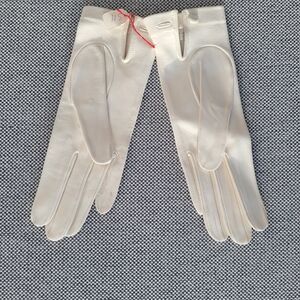 Elegant White Leather Gloves